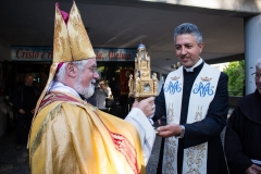 Don Raffaele Aprile mostra il Reliquiario e Sua Eccellenza Mons. Bregantini