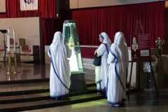 Le figlie di Madre Teresa di Calcutta in preghiera davanti alle Lacrime della Madonna di Siracusa
