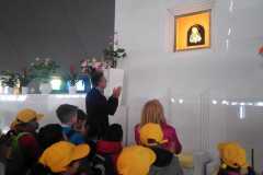 Bambini in preghiera davanti al Quadretto della Madonna delle Lacrime