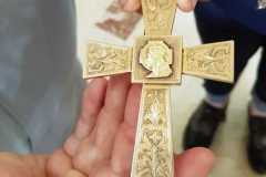 Croce pettorale  di mons. Rosso contenente un lembo di fazzoletto utilizzato per asciugare le  lacrime della Madonna